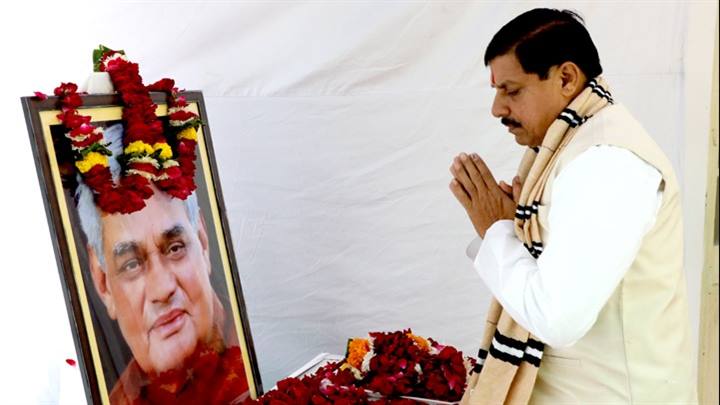 मुख्यमंत्री डॉ. मोहन यादव ने भारत रत्न श्रद्धेय अटल बिहारी वाजपेयी की जयंती पर किया नमन